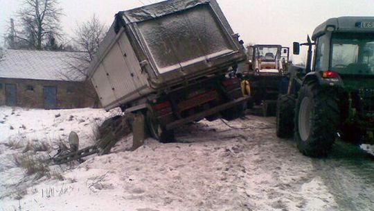 Siennica Nadolna: Ciężarówka wpadła do rowu i uderzyła w słup
