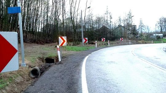 \"Sierżanci” strzegą zakrętów w Liśniku na drodze Annopol - Kraśnik