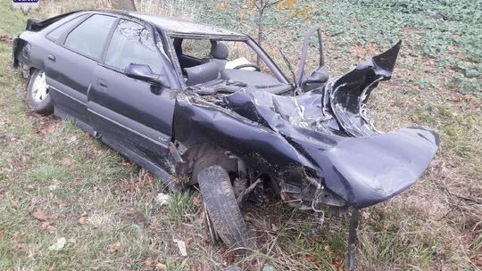 Siła uderzenia była ogromna, z auta wypadł silnik. Trzy osoby w szpitalu