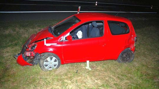 Siła uderzenia wyrzuciła ją z samochodu. Nie miała zapiętych pasów