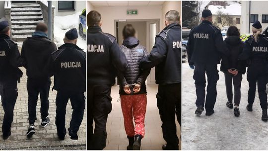 Policjanci prowadzą zakutych w kajdanki zatrzymanych w sprawie ataku na seniorkę
