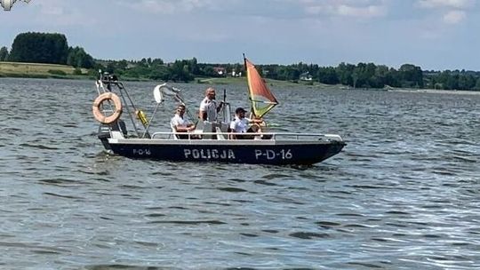 Silny wiatr porwał deskę windsurfingową. 58-latka w zaroślach 