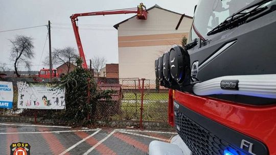 Silny wiatr w Lubelskiem. Uszkodzone dachy, zerwane linie energetyczne i powalone drzewa