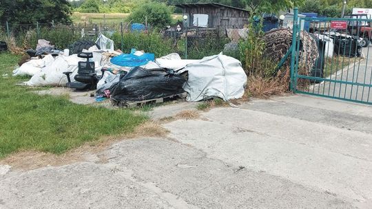 Siwy dym nad gminą Ludwin. Mieszkańcy alarmują: smród, wypalanie i ścieki