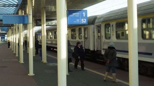 Skandal na kolei. Wieźli ludzi jak bydło