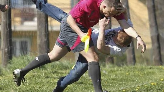 Skandal na meczu. Pijany kibic zaatakował arbitra (zdjęcia)
