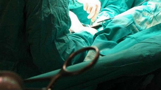 Skandal w szpitalu w Tomaszowie. Ordynator ciął pacjentów, nastoletni syn zszywał