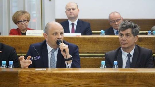 „Skandaliczna, antypolska”. Radni PiS chcieli potępienia rezolucji PE