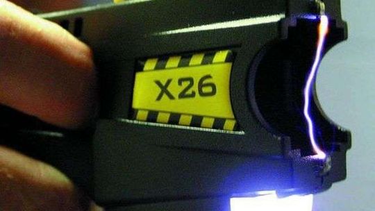 Skarbówka uzbroi się w paralizatory