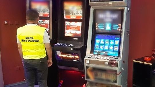 Skarbówka walczy z hazardem. Przestępcy odpowiadają gazem łzawiącym