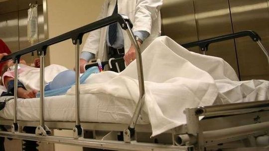 Skarga w szpitalu: 19-letni syn ordynatora operował, bo ojciec mu pozwalał?