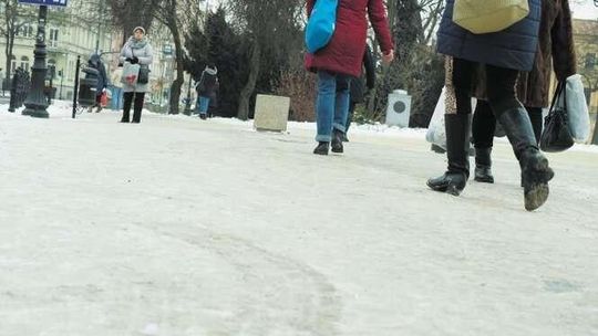 Skargi na śliskie chodniki w Lublinie. "Kilka razy zgłaszaliśmy do Straży Miejskiej, nic to nie dało"