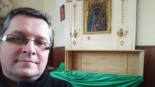 Skarpety od księdza pokochali ludzie z całej Polski. "Najtrudniejsze jest wyrobić piętę"