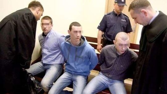 Skatowali człowieka na przystanku. Sąd wymierzył kary mieszkańcom Czerniejowa
