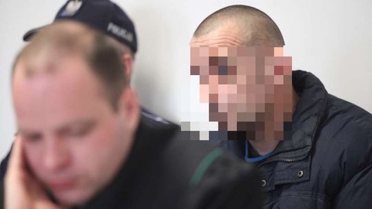 Skatowali kolegę i zostawili na śmierć przed domem