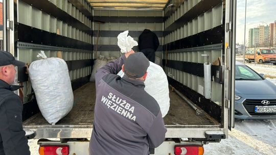 Skazani i mundurowi razem. Zebrali kilka worków nakrętek dla chorej dziewczynki