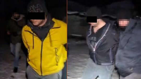 skazani prowadzeni przez policję