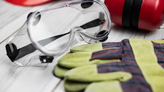 Sklep roboczy dla profesjonalistów – jak skompletować pełny strój ochronny w jednym miejscu?