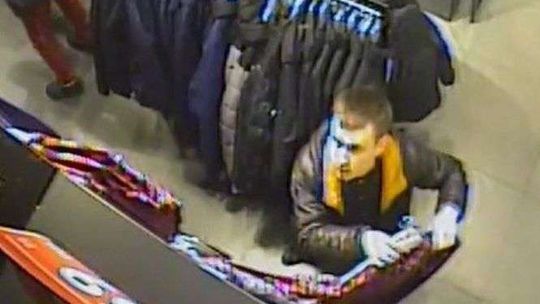 Sklepowy monitoring nagrał dwóch mężczyzn. Co robili w przymierzalni?