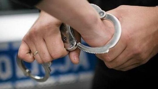 Sklepowy złodziej wpadł, gdy otwierał paczkę orzeszków. Chciał to zwalić na brata bliźniaka