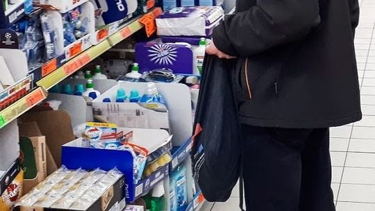 Sklepowy złodziej zapakował torby towarem i już wychodził ze sklepu. Nie wiedział, że ktoś go obserwuje
