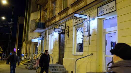 Sklepy na kolejnej kamienicy w Lublinie z estetycznymi szyldami