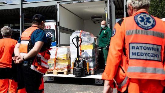 Sklepy rozdają dary i łączą seniorów z wolontariuszami. Chcą pomagać w walce z epidemią