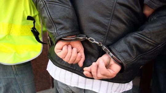 Skoczył z balkonu na balkon niżej i wpadł w ręce policjantów