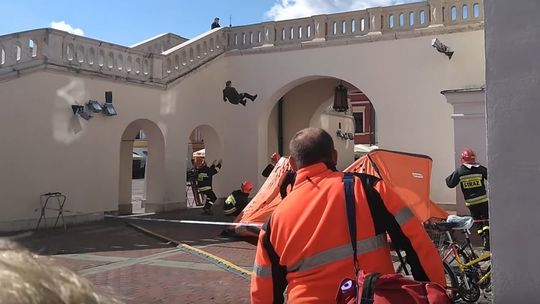 Skoczył ze schodów ratusza w Zamościu. Akcja ratunkowa na rynku [wideo]