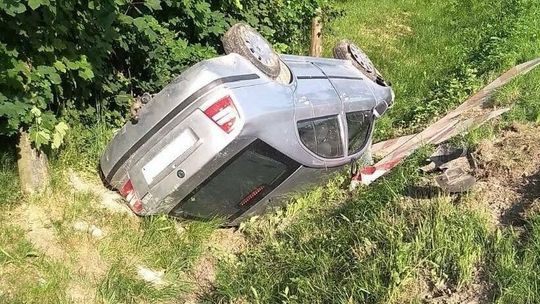 Skoda dachowała w rowie. Pijana matka wiozła małe dzieci