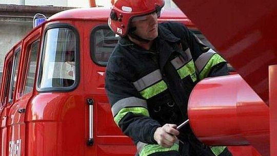 Skoda się zapaliła. Policjanci wyciągnęli z niej 88-letniego kierowcę