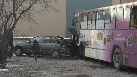 Skoda uderzyła w autobus. Jelcz uszkodził zaparkowane auta