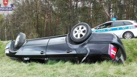 Skoda wypadła z drogi i dachowała. 5-latek trafił do szpitala