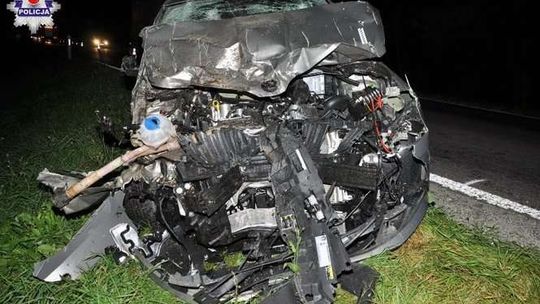 Skoda zderzyła się z ciągnikiem. Traktorzysta uciekł (zdjęcia)