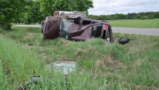 Skoki: Audi uderzyło w drzewo. Dwie osoby w szpitalu