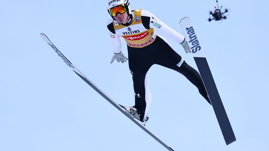 Skoki narciarskie. Domen Prevc zmierza po wygraną w 74. Turnieju Czterech Skoczni