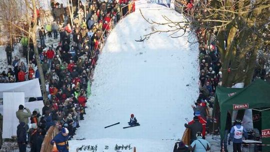 Skoki narciarskie w Lublinie: Tłumy na Krokiewce (wideo)