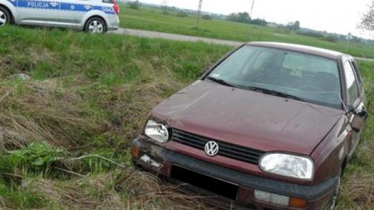 Skoki: Pijany kierowca wracał z ryb. Wjechał do rowu