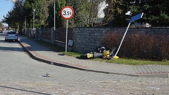 Skończyli jazdę na ogrodzeniu. 17-latek uderzył głową w słupek
