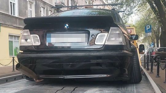 Skończyło się rumakowanie. Hałaśliwe BMW odjechało z centrum Lublina na lawecie