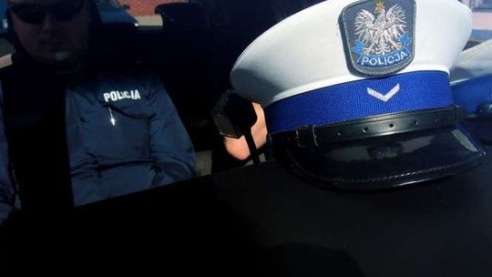 Skopał drzwi budynku i samochód. Zasnął tuż obok