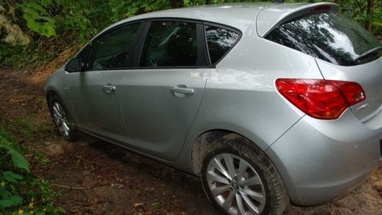 Skradziony Opel ukryty w lesie. Policja odzyskała auto i zatrzymała sprawców