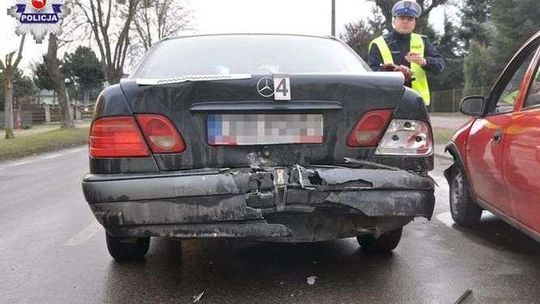 Skręcał w lewo, kierowca opla nie wyhamował. Jedna osoba ranna 