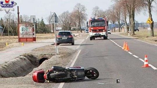 Skręcał w lewo motorowerem. Nie zauważył, że wyprzedza go samochód 