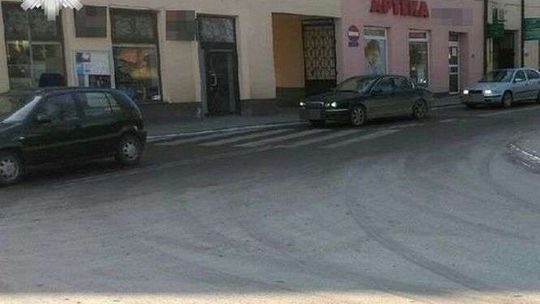 Skręcał w prawo, nie zauważył pieszej. 65-latka trafiła do szpitala 