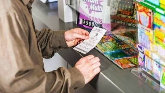 Skreślił sześć szczęśliwych liczb i będzie dostawał co miesiąc dodatkową pensję. Przez 20 lat