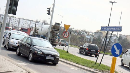 Skrzyżowanie oddaje pieniądze cmentarzowi