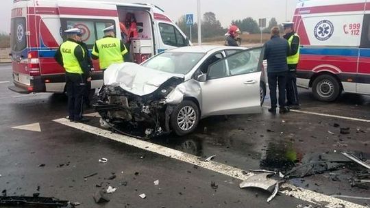 Skrzyżowanie ul. Poligonowej i Zelwerowicza. Świateł nie ma, jest groźnie