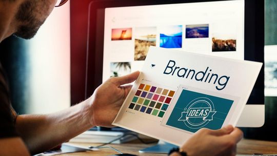 Skuteczny branding – jak stworzyć markę, która przyciąga klientów?