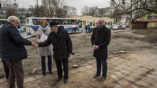 Skwer już w przebudowie. Stanie tam pomnik Lecha i Marii Kaczyńskich